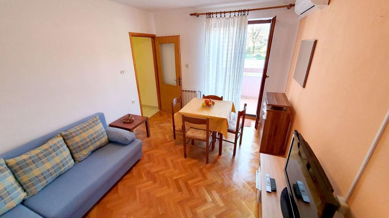 Mirjana F Apartaments Baška Kamer foto
